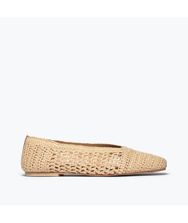 Fashionable woven flats
