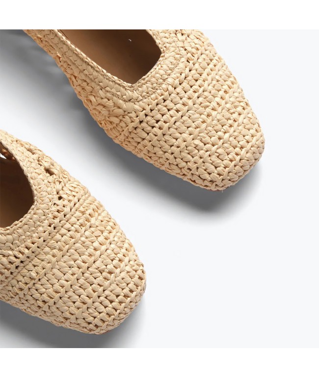 Fashionable woven flats