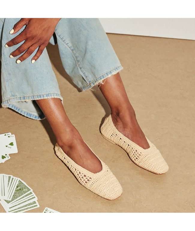 Fashionable woven flats