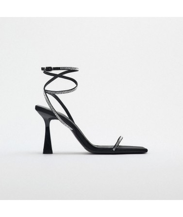 Simple and fashionable high-heeled sandals