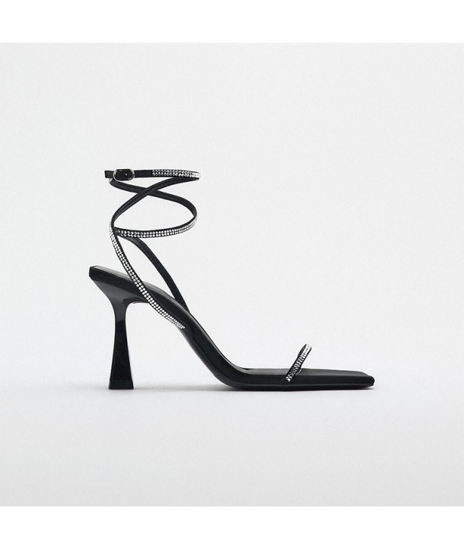 Simple and fashionable high-heeled sandals
