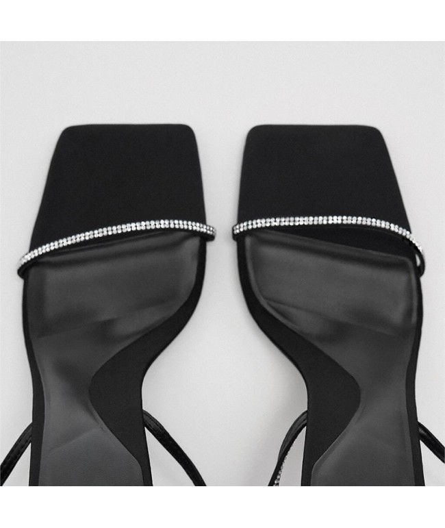 Simple and fashionable high-heeled sandals