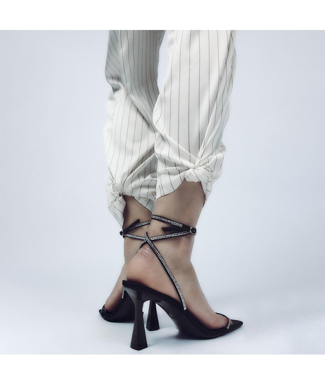 Simple and fashionable high-heeled sandals